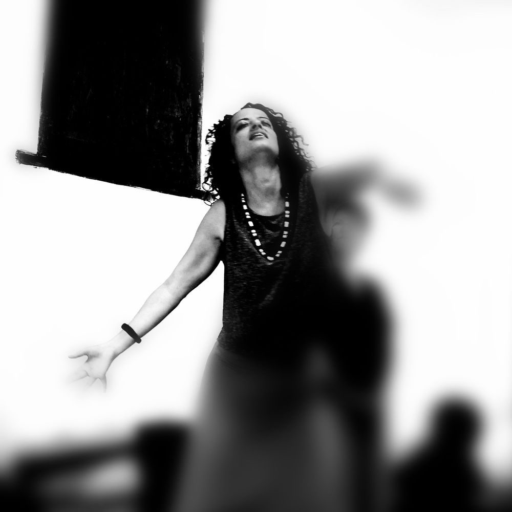 Silhouette d'une comédienne en mouvement