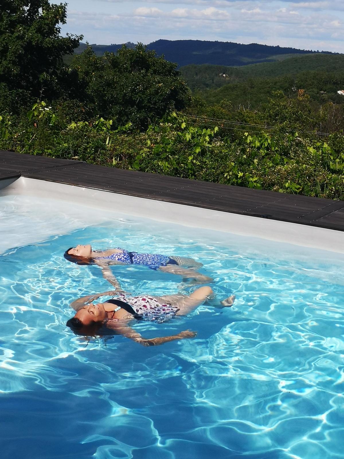 Nage dans la piscine face à la montagne