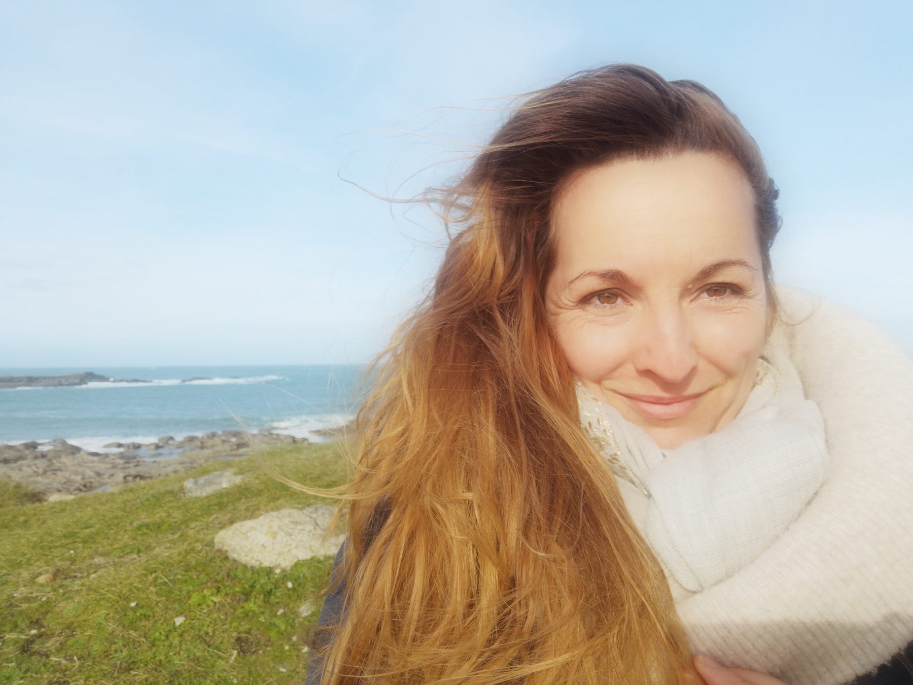 Portrait d'une chanteuse au bord de la mer